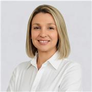 Profesora de inglés con 28 años de experiencia ayudando a adultos a comunicarse con confianza.